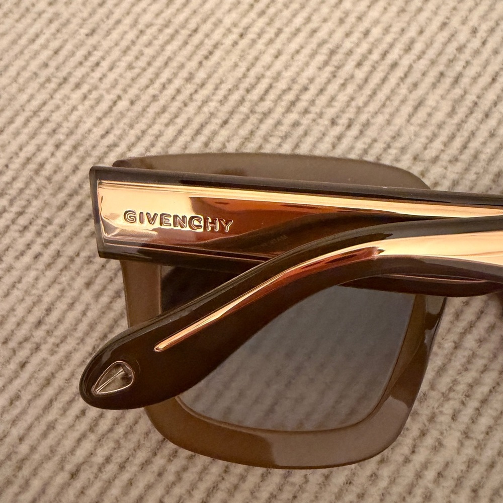 Givenchy sunglasses in beauty mauve color with rose gold details - Picture 3 of 7